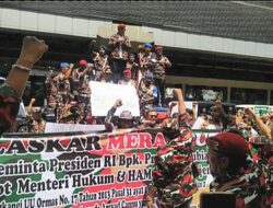 Tolak SKTBH Arsyat Cannu, LMP Kepung Kantor Kemenkumham