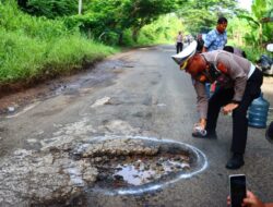 Satlantas Polresta Bandar Lampung Tandai Jalan Rusak dan Berlubang