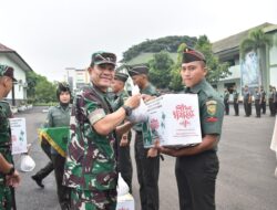 Danrem Serahkan Bingkisan Untuk Prajurit dan PNS Korem 043/Gatam