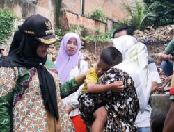 Sambangi Lokasi Longsor, Walikota Eva Bantu Keluarga Korban