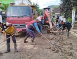 Dinas PU Bersihkan Lumpur Banjir di Panjang