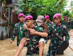 Prajurit Yonif 9 Marinir Bantu Evakuasi Warga Terdampak Banjir 