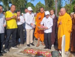 Umat Budha Bersihkan Taman Makam Pahlawan