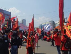“Hidup Buruh” Gema Suara Aksi Massa di Tugu Adipura
