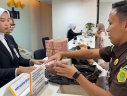 Kejari Bandar Lampung Storkan Uang Kerugian Negara Kasus Engsit