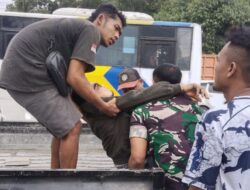 Cekatan, Babinsa Serma Selamet Bantu Korban Lakalantas Saat Patroli