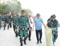 Radin Inten Asri Satukan Ribuan Warga Bersihkan Kawasan Pesisir