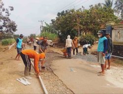 Tak Disentuh Pemerintah, Warga Bangun Jalan di Desa Gunung Mas