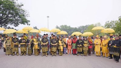 Bupati Anton Terima Gelar Adat LAMR, Siap Jalankan Amanah Untuk Negeri